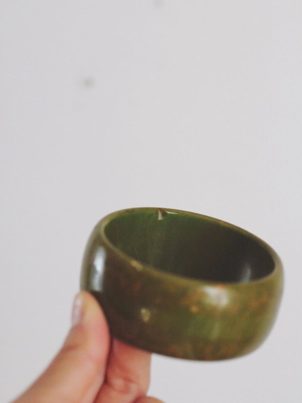 Vintage Creamed Spinach Olive Green Marbled Bakelite Bangle Bracelet Wide Chunky - Picture 2 of 6